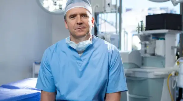 Chirurg naczyniowy: Kiedy ratuje życie? Objawy, leczenie, wizyta.