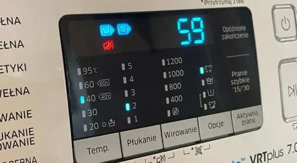 Wyświetlacz pralki Samsung z ikonami: bęben, wirowanie, wyciszenie. Czas 59 minut.