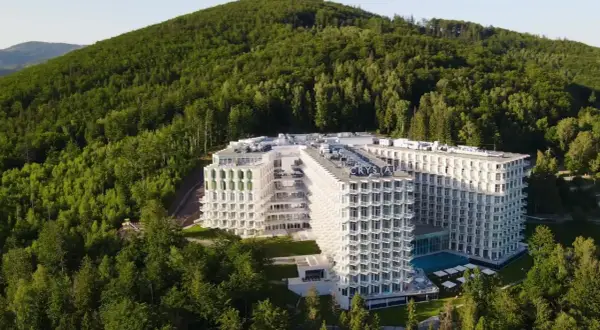 Nowe opinie o Crystal Mountain: nowoczesny hotel w otoczeniu zieleni, z basenem i widokiem na góry. Idealne miejsce na wypoczynek.