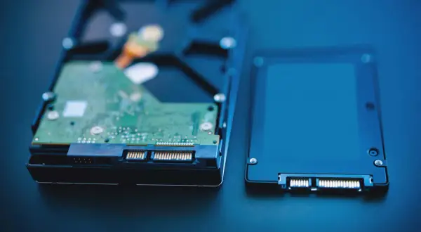 Dwa dyski: tradycyjny HDD i nowoczesny SSD, kluczowe elementy pamięci masowej komputera.