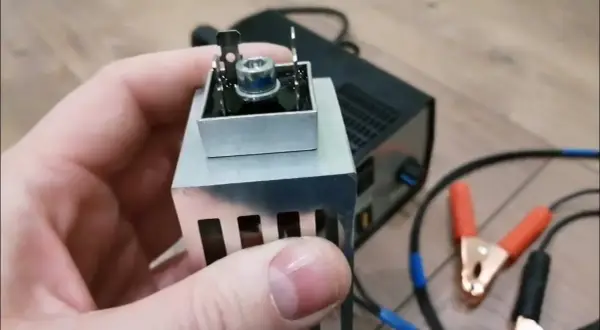 Napięcie transformatora do prostownika 12V/24V: Oblicz i uniknij błędów