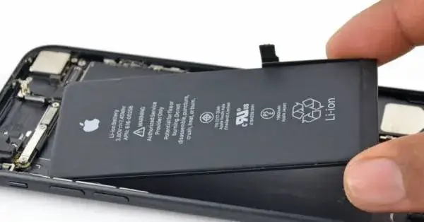 Wymiana baterii iPhone SE: Gdzie, ile kosztuje i jak długo trwa?
