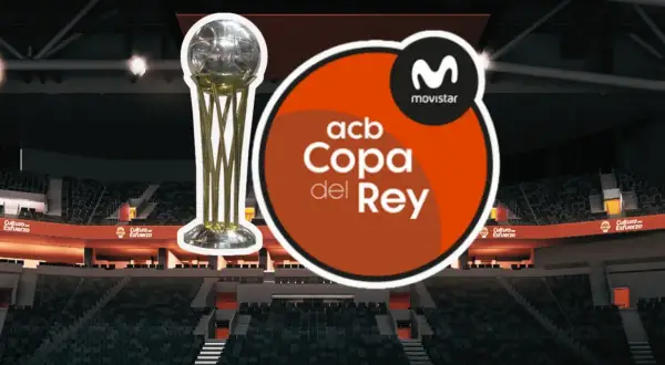 Trofeo de la Copa del Rey de Baloncesto junto al logo de Movistar en un pabellón vacío.