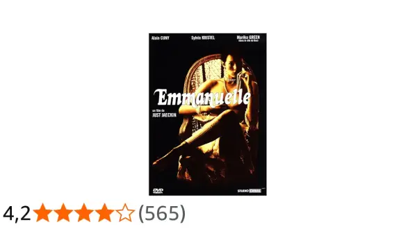 Sylvia Kristel w filmie "Emmanuelle", siedząca w fotelu, z naszyjnikiem z pereł.