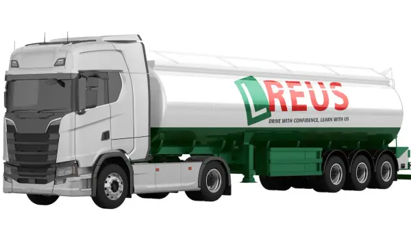 Un moderno vehículo articulado blanco y verde, con el logo "REUS" en rojo y verde, listo para transportar.