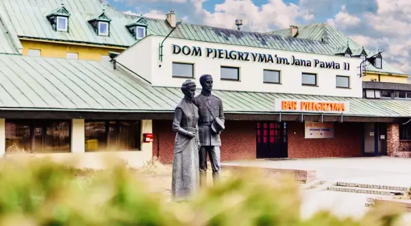 Dom Pielgrzyma im. Jana Pawła II. Sprawdź cennik i godziny otwarcia baru.