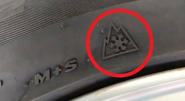 Symbol 3PMSF na oponie oznacza, że jest to opona zimowa, idealna na śnieg i lód.