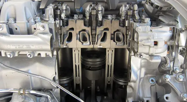 Corte de motor diésel mostrando pistones, inyectores y válvulas. El dci significado se revela en su ingeniería.