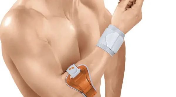 Mann mit Bandagen am Arm und Handgelenk, um Schmerzen beim Schlafen mit Tennisarm zu lindern.