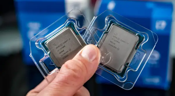 Zwei Intel Core i7 Prozessoren, 17-13700K und 17-12700K, werden für einen Test gehalten.
