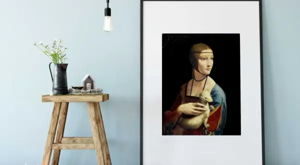 Dama z gronostajem, portret Leonarda da Vinci, prezentuje młodą kobietę trzymającą w ramionach białego gronostaja.