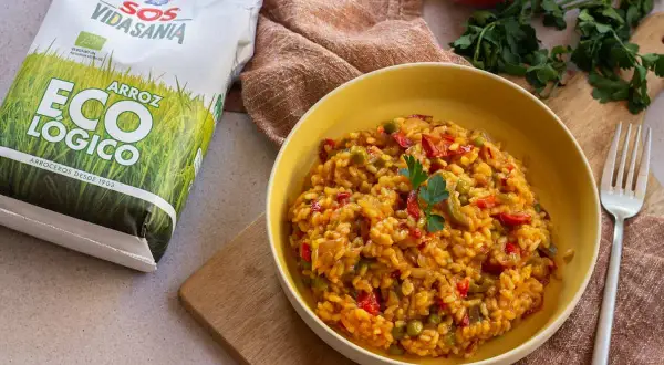 Un plato de arroz blanco con verduras, preparado con arroz ecológico.