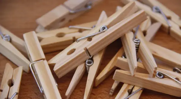 Un montón de pinzas de madera apiladas, perfectas para manualidades con pinzas de madera y proyectos creativos.