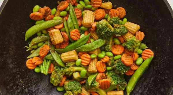 Kolorowa mieszanka chińska z brokułami, marchewką, edamame i kukurydzą, gotowa do podania jako kurczak po chińsku.
