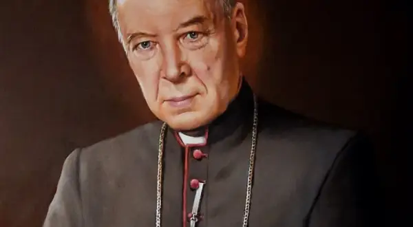 Portret kardynała Stefana Wyszyńskiego, prymasa Polski, w stroju duchownym z łańcuchem.