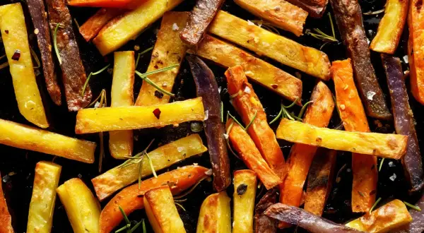 Kolorowe frytki z batatów i ziemniaków, pieczone z rozmarynem. Czy lepsze frytki z termoobiegiem czy bez?