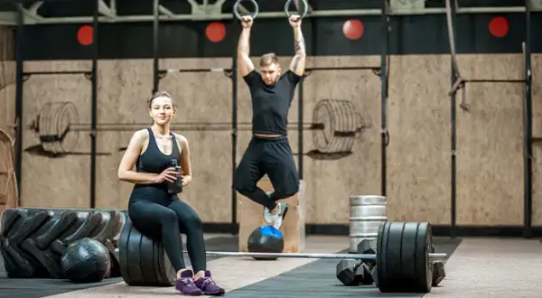 Czy warto spróbować crossfitu? Odkryj jego zalety i wady