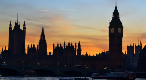 Zachód słońca nad Tamizą, sylwetki Parlamentu i Big Ben. Marzenia o pracy w Anglii po Brexicie wciąż żywe.