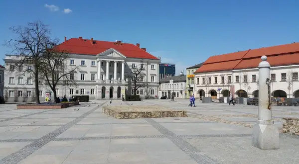 Rynek w Kielcach, z piękną architekturą, to miejsce, z czego słyną Kielce. Spacer po nim to przyjemność.