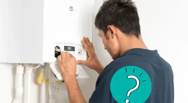 Uomo guarda la caldaia senza corrente, perplesso. Cosa fare?