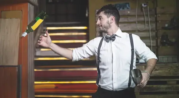 Ile kosztuje barman na wesele? Sprawdź, co wpływa na ceny usług