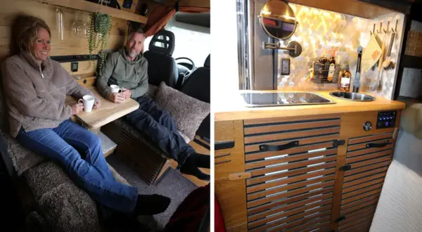 Ett par njuter av en fika i sin mysiga vanlife bil. Köket är stilrent med trädetaljer och en hexagonmönstrad vägg.