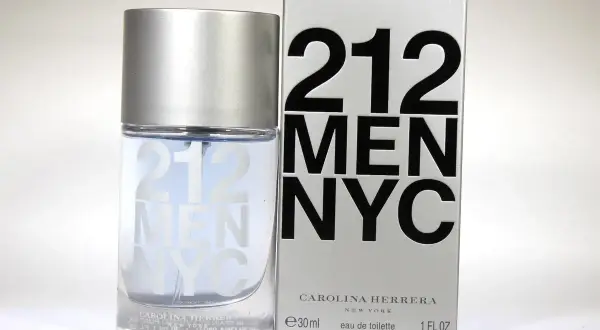 Perfumy 212 MEN NYC Carolina Herrera. Elegancki flakon i srebrne pudełko z wyrazistym napisem.