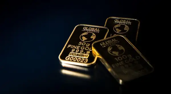 Sztabki złota Global Intergold, symbol stabilnego inwestowania w złoto.