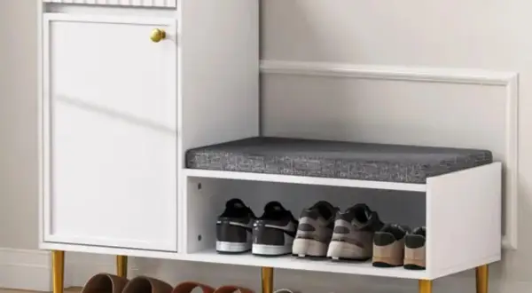 Mueble blanco moderno con banco y estantes para organizar zapatos. Ideal para saber como hacer un zapatero funcional y con estilo.