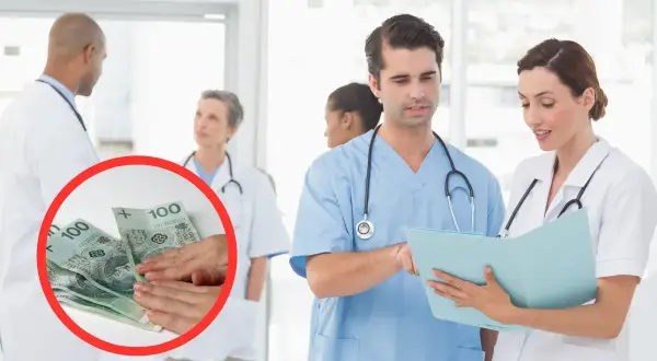 Lekarze dyskutują o tym, ile zarabia analityk medyczny, patrząc na dokumenty i pieniądze.