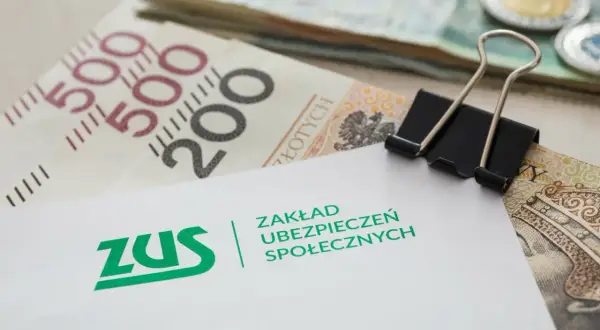 ZUS i pieniądze, może na wyprawkę dla mamy 4 plus? Widoczne banknoty 500 i 200 zł.