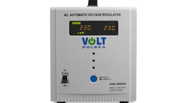 Regulator napięcia Volt Polska AVR-3000VA z wyświetlaczem i przełącznikiem.