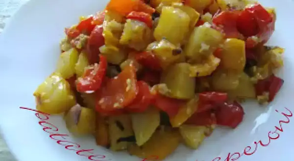 Patate e peperoni al forno, un contorno colorato e saporito, pronto per essere gustato.