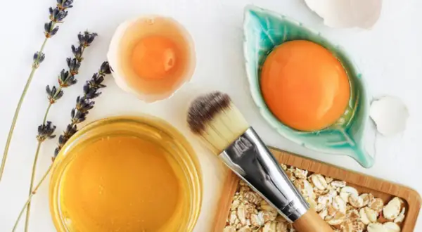 Ingredientes naturales para remedios caseros para piel seca y escamosa: miel, huevo, avena y lavanda.
