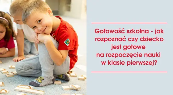 Uśmiechnięty chłopiec w czerwonej koszulce, otoczony klockami, symbolizuje gotowość szkolną. Czy Twoje dziecko jest gotowe na pierwszą klasę?