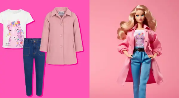 Barbie w świecie mody prezentuje stylizację: biały T-shirt z koniem, jeansy i różowy płaszczyk.