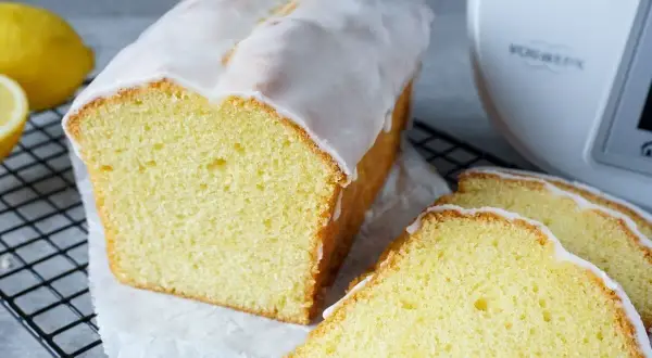 Saftiger Zitronenkuchen, frisch aus dem Thermomix, mit Zuckerguss und Zitronenscheiben.