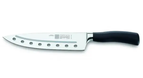 Cuchillo de chef con agujeros en la hoja para reducir la fricción al cortar. Mango ergonómico negro.