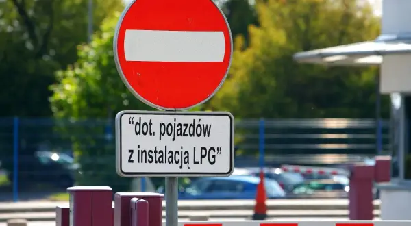 Znak B2 "zakaz wjazdu" z tabliczką informującą, że dotyczy pojazdów z instalacją LPG.