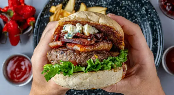 Soczysty burger z udźca wołowego, boczkiem, serem pleśniowym i chrupiącą sałatą. Idealny na letnie grillowanie.