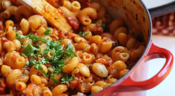 En mustig italiensk pasta vegetarisk gryta med bönor och kikärtor, toppad med färsk persilja.