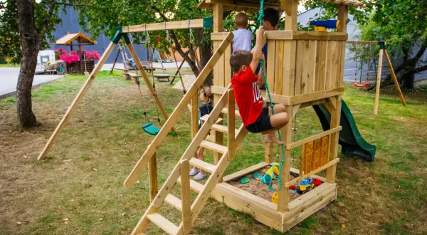 Drewniany plac zabaw DIY: Zbuduj bezpieczny raj dla dzieci!
