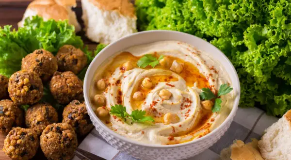 Ile kalorii ma hummus? Zaskakujące wartości odżywcze, które musisz znać