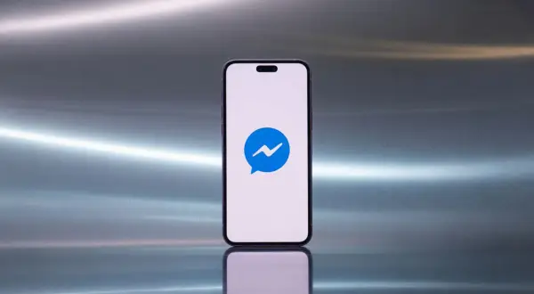 Smartfon z ikoną Messengera. Dowiedz się, jak sprawdzić zablokowane osoby na Messengerze.