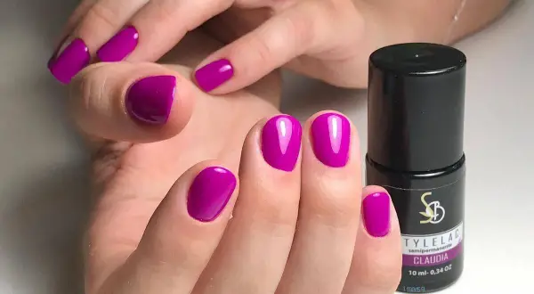 Unghie perfette con smalto semipermanente color fucsia. Scopri quanto dura il semipermanente per un look impeccabile.