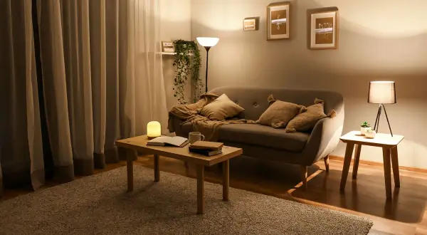 Przytulny salon z sofą, stolikiem i dywanem w ciepłym, **miodowym** kolorze.