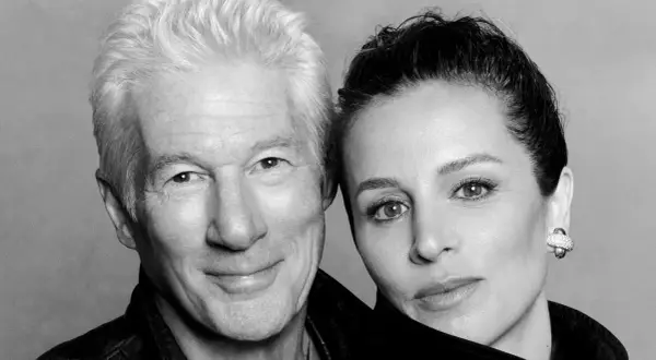 Primer plano de Richard Gere y su mujer, Alejandra Silva, en blanco y negro.