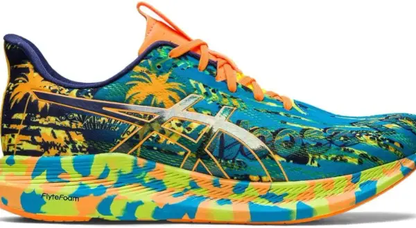 Scarpa da corsa Asics Noosa Tri 14 con stampa tropicale vivace, lacci arancioni e suola colorata.
