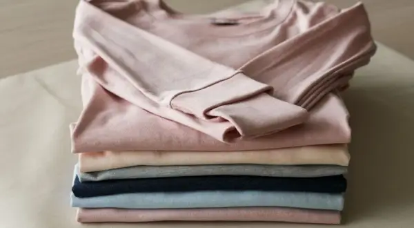 Jak składać bluzki z długim rękawem? KonMari i triki na porządek