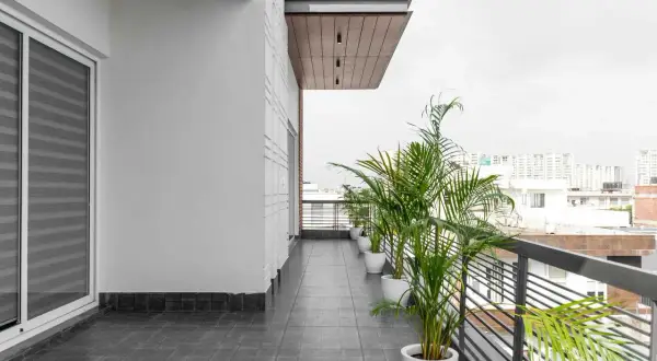 Balkon w bloku: Osłony na prywatność, słońce i wiatr wybierz idealną!